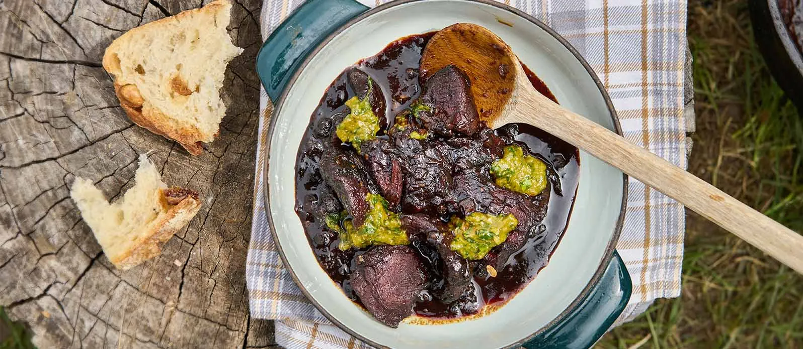 Villisikaa, katajanmarjaa ja rosmariinia