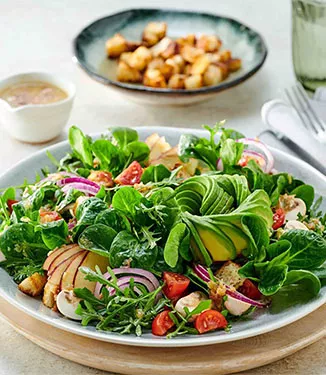 Rucola-vuonankaalisalaattia ja omena-soijakastiketta