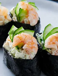 Gunkan maki -sushi katkaravuilla ja kurkulla