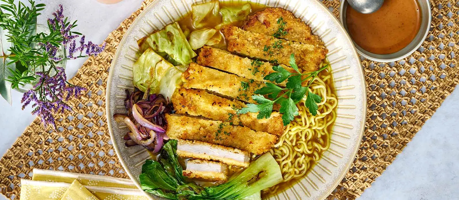 Curry-ramen porsaanleikkeellä