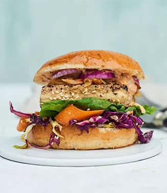 Teriyaki-kaalisalaatilla ja sriracha-kastikkeella täytetyt tofuburgerit