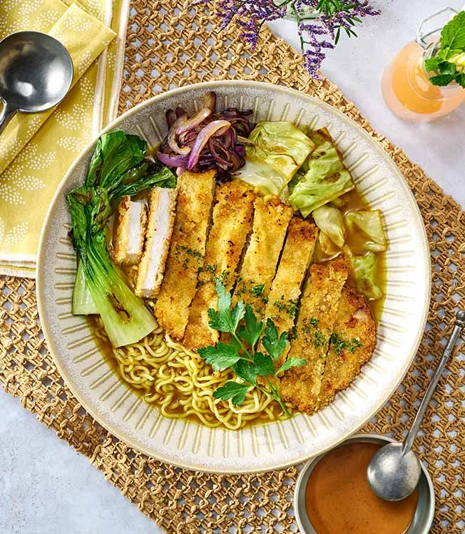 Curry-ramen porsaanleikkeellä