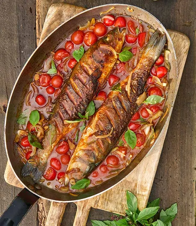 Meribassia inkiväärillä ja tomaateilla