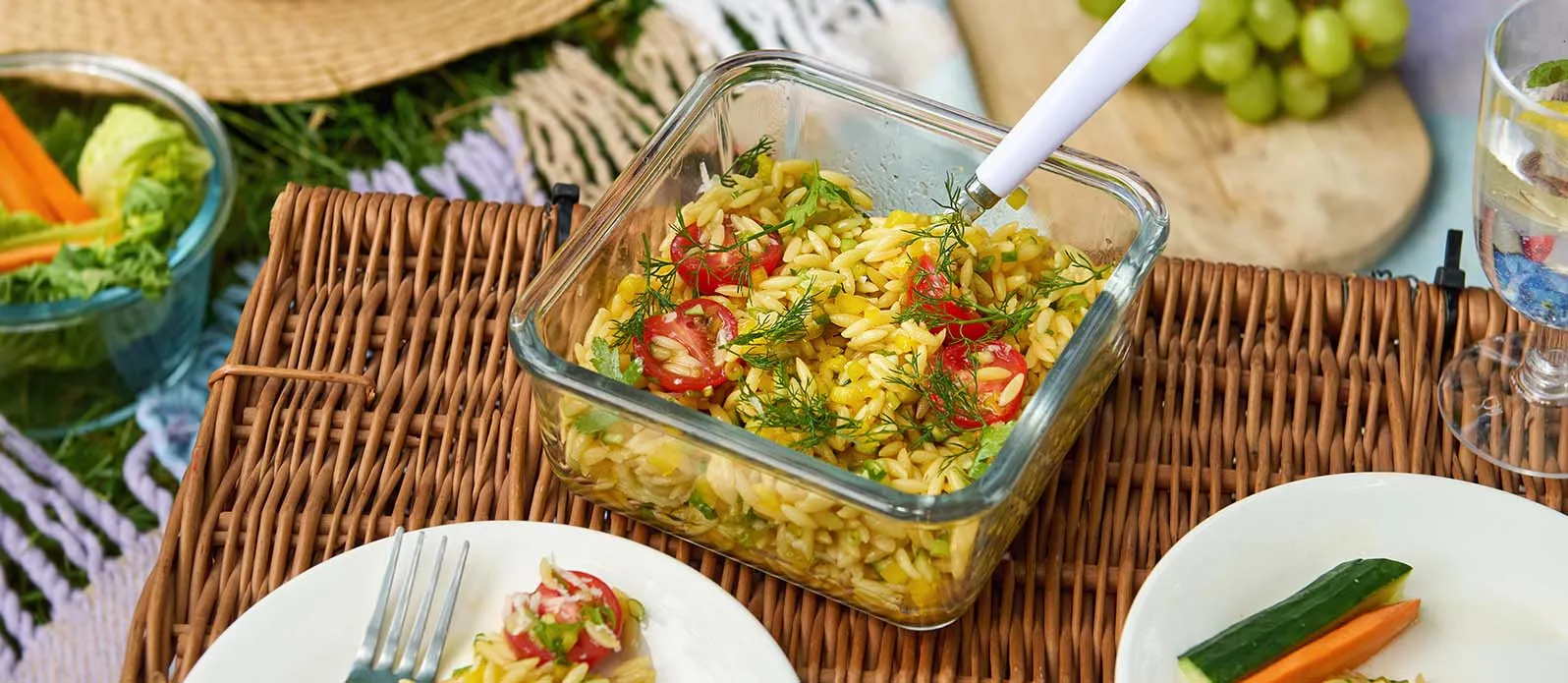 Orzo-pastasalaatti ja kesäisiä kasviksia