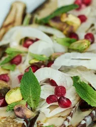 Grillattua munakoisoa soija-tahinikastikkeessa