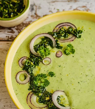Kylmä kurkku-avokadokeitto gremolatalla