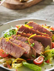 Grillattu tonnikala salaatin kera