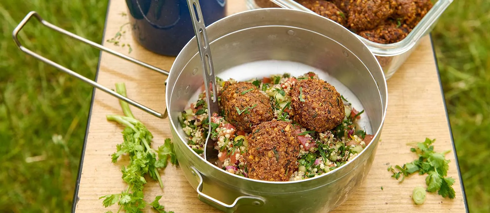 Falafelit ja tabbouleh-salaatti kvinoasta