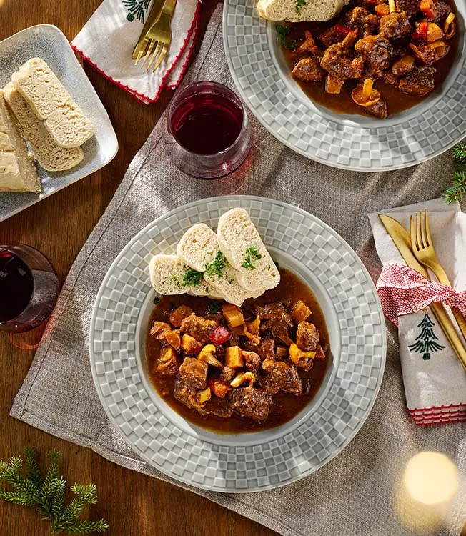 Böömiläinen liha-sienigulassi