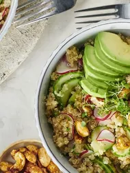 Quinoa-salaatti avokadolla ja paahdetuilla pähkinöillä