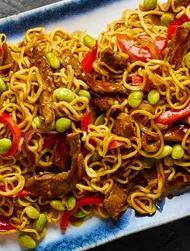 Teriyaki-nuudeleita ja naudan paistisuikaleita