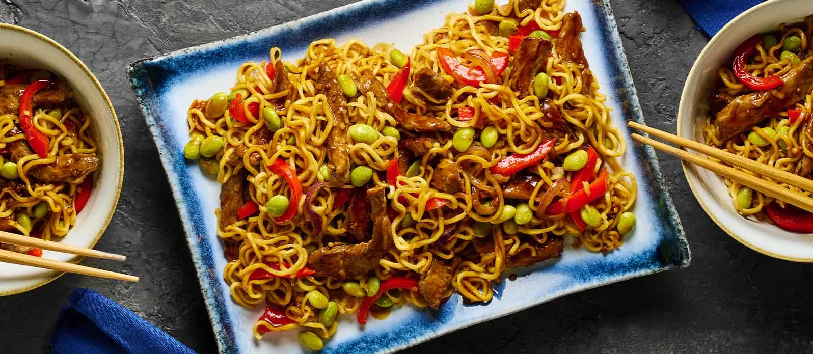 Teriyaki-nuudeleita ja naudan paistisuikaleita