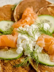 Täysjyväletut savulohen, raejuuston ja kurkun kera