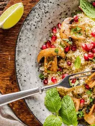Lämmin couscous sitrussienillä ja granaattiomenan siemenillä