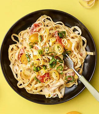 Kikkoman Ponzu-sitrussoijakastikeella maustettu kylmäsavulohipasta