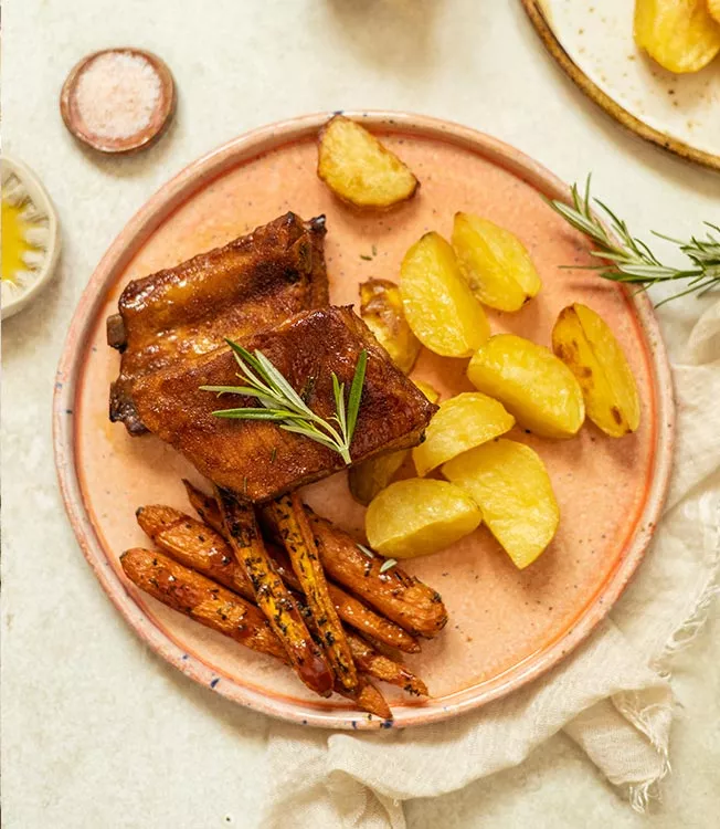 Hunajaiset teriyaki-ribsit ja uunijuurekset