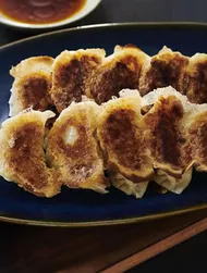 Paistetut gyozat kolmella dippikastikkeella