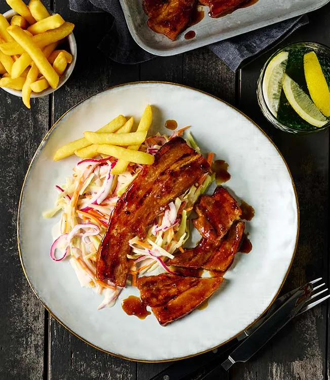Paistettu porsaankylki Teriyaki BBQ-kastikkeessa ranskalaisten kera