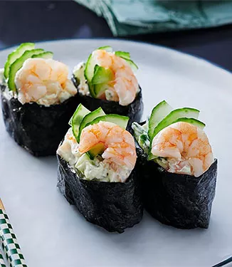 Gunkan maki -sushi katkaravuilla ja kurkulla