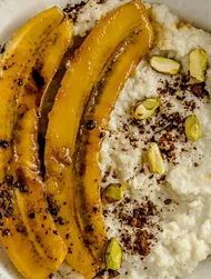 Hirssipuuro ja karamellisoidut banaanit