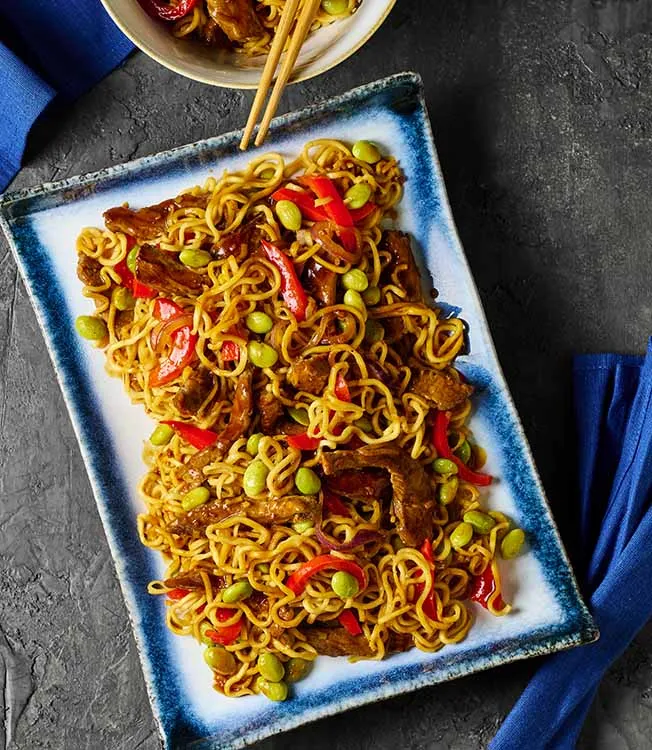 Teriyaki-nuudeleita ja naudan paistisuikaleita