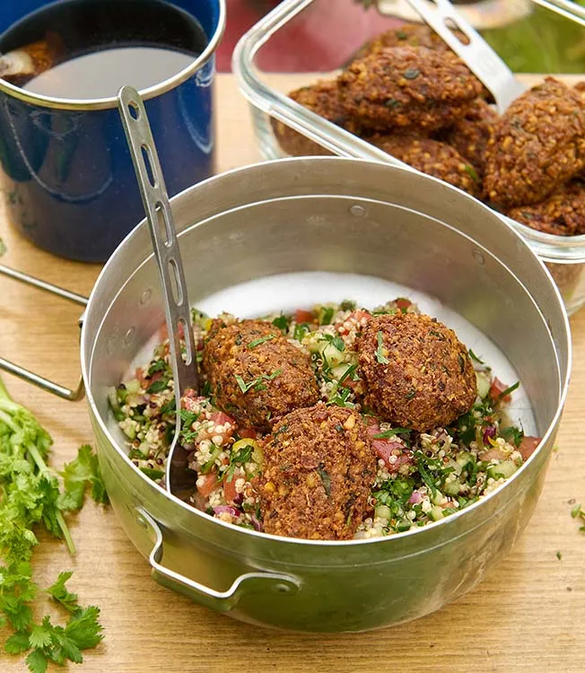 Falafelit ja tabbouleh-salaatti kvinoasta