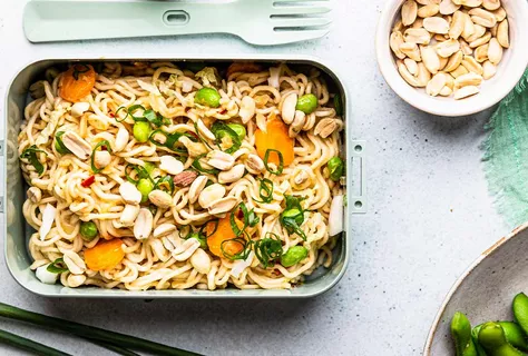 Kasvis-nuudeliwokki ja maapähkinäkastike