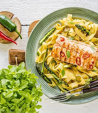 Tagliatellea lohella ja parsalla