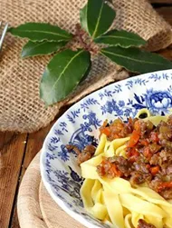 Tagliatellepastaa soijakastikkeella maustetussa vaaleassa lihakastikkeessa