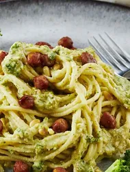 Spagettia, parsakaalipestoa ja hunajapaahdettuja kikherneitä