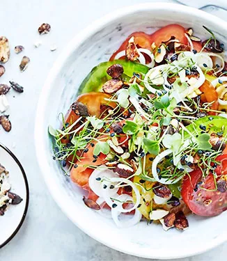 Tomaattisalaatti Ponzu-kastikkeella ja soijapähkinöillä