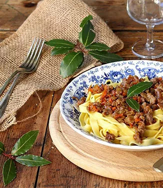 Tagliatellepastaa soijakastikkeella maustetussa vaaleassa lihakastikkeessa