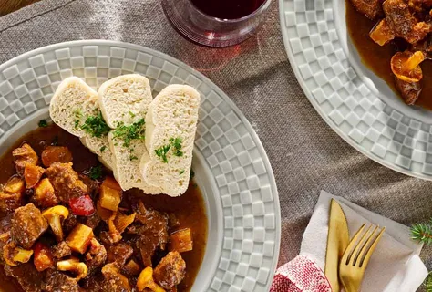 Böömiläinen liha-sienigulassi