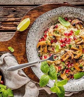 Lämmin couscous sitrussienillä ja granaattiomenan siemenillä