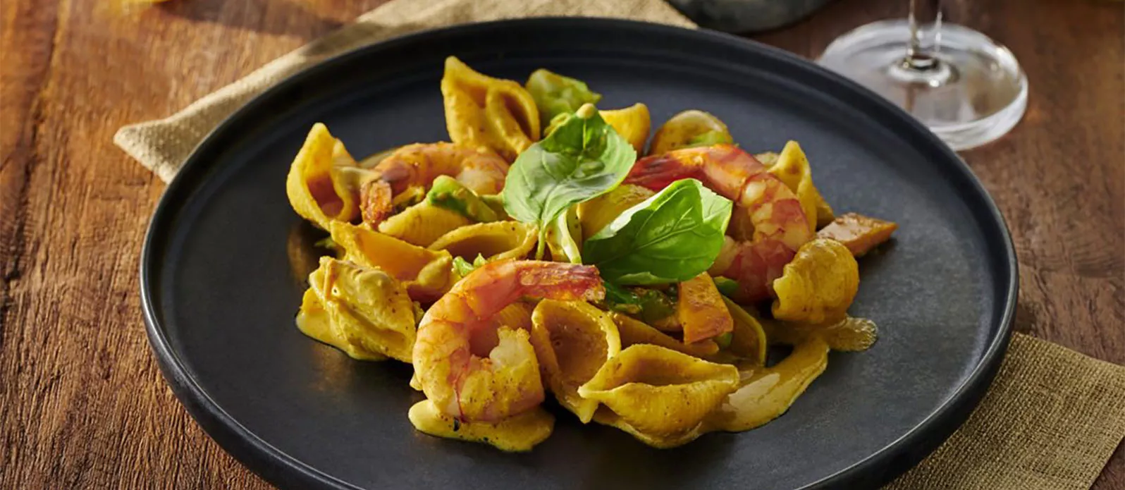 Katkarapupasta curry-kermakastikkeessa