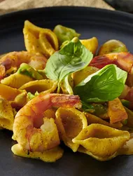 Katkarapupasta curry-kermakastikkeessa