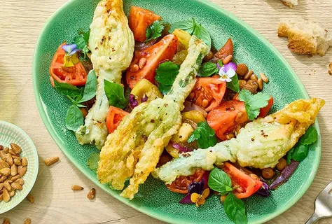 Kesäkurpitsankukkia ja teriyakitomaattihöystö