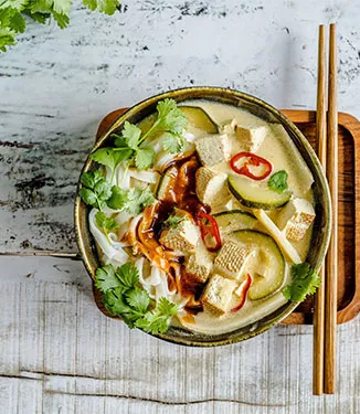 Thaimaalainen tofu- ja kimchinuudelikeitto