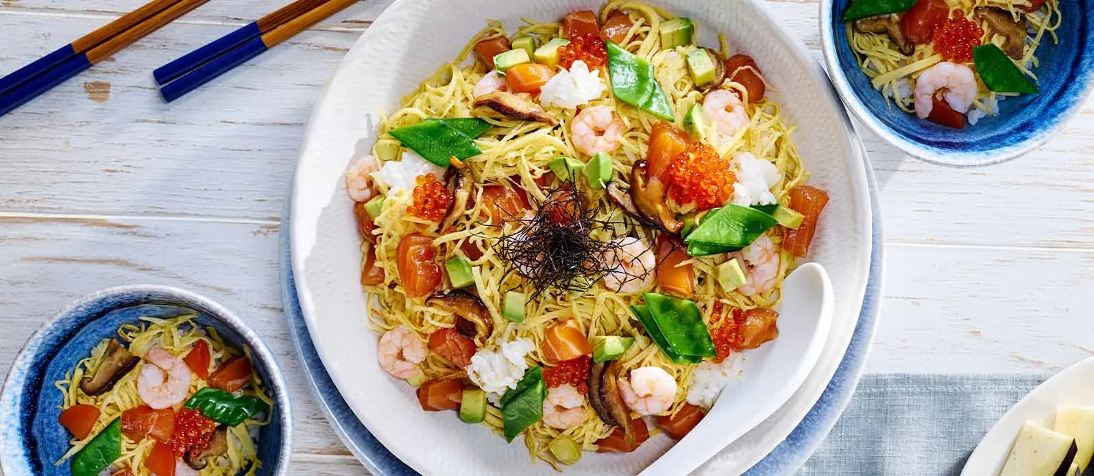 Chirashi-sushi lohella ja riisillä