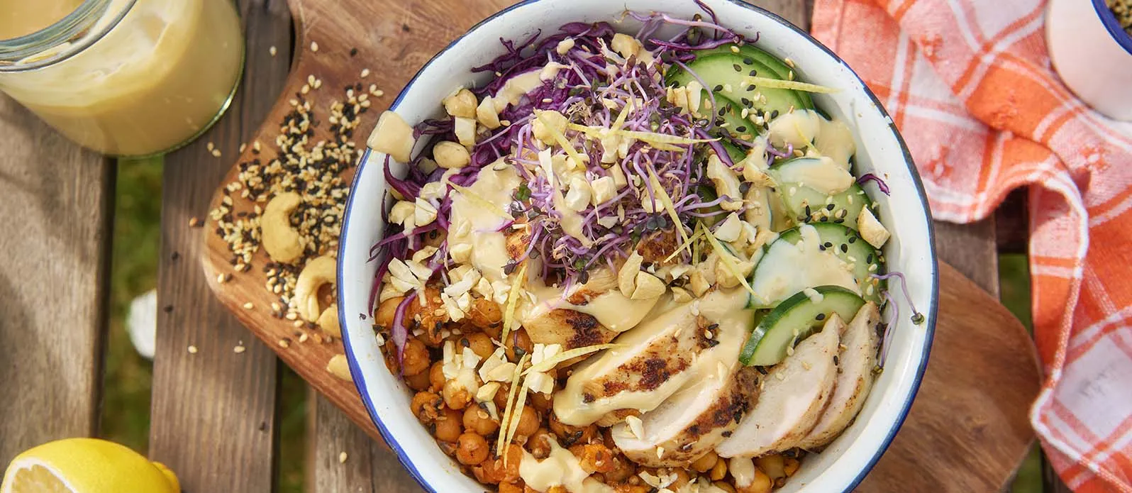 Pähkinäinen kanasalaatti ponzu-kastikkeella
