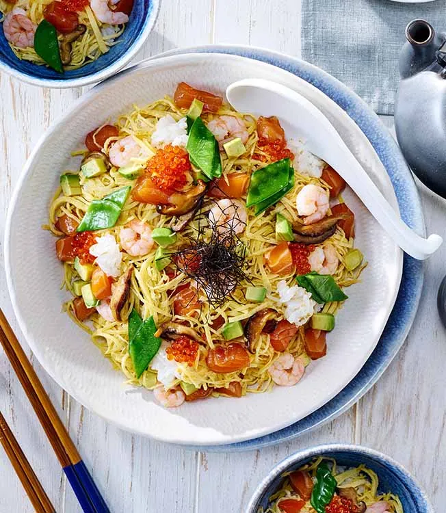 Chirashi-sushi lohella ja riisillä