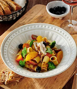 Pasta-broilerisalaatti sinappi-soijakastikkeella