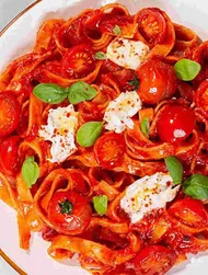 Tagliatelle tomaattikastikkeella