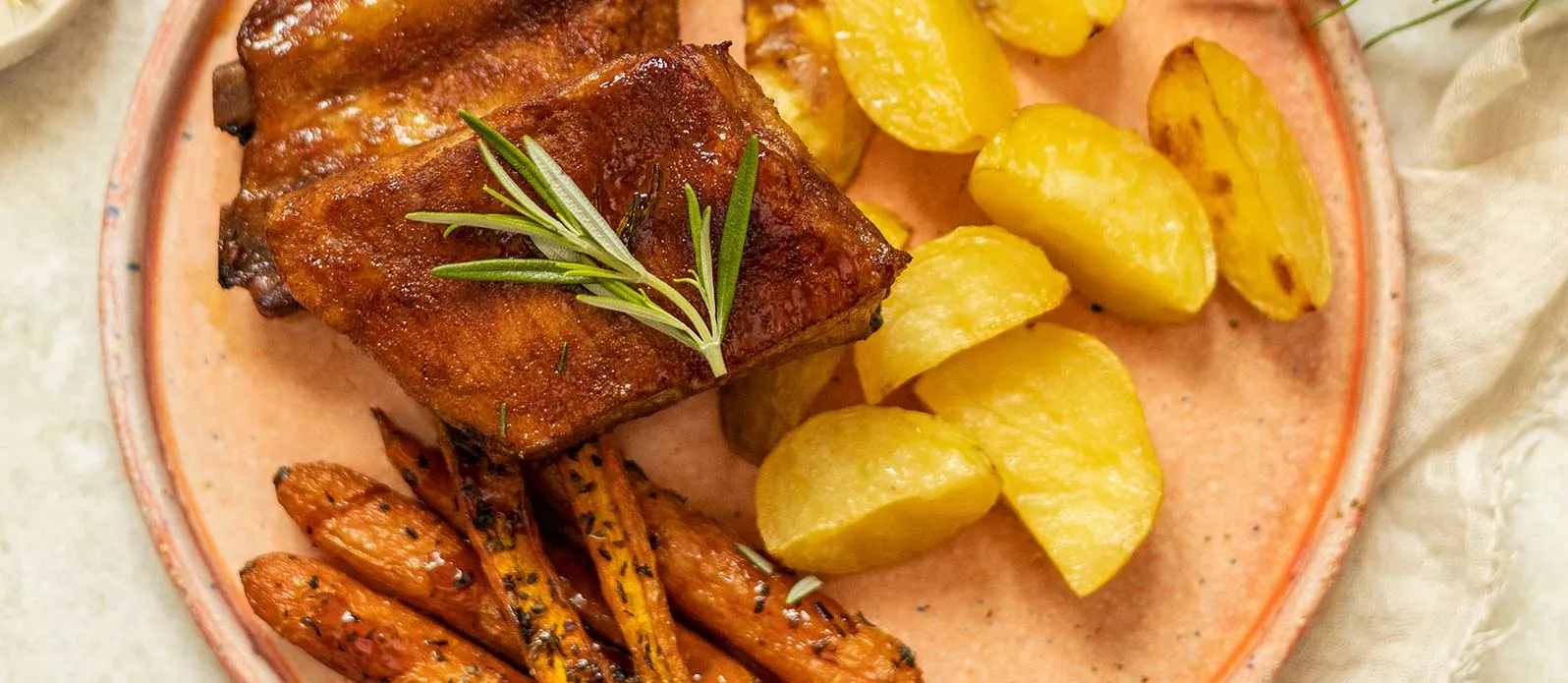 Hunajaiset teriyaki-ribsit ja uunijuurekset