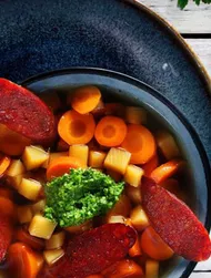 Porkkana- ja inkiväärikeitto, vihreä pesto ja paahdettu chorizo