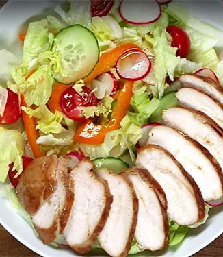 Teriyaki-kanaa värikkään salaatin kera