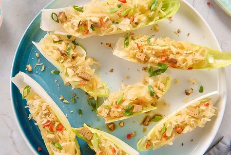 Salaattisikuriveneet hapankaalilla ja tofulla