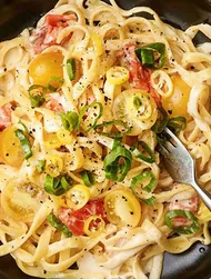 Kikkoman Ponzu-sitrussoijakastikeella maustettu kylmäsavulohipasta