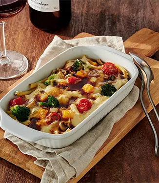 Gratinoitu kasvis-makaronivuoka makealla soijakastikkeella