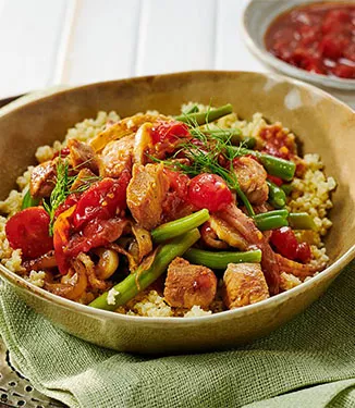 Puhtia antava kana- ja hirssikulho, kimchi-vihannekset